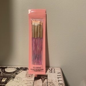 Eyeshadow brushes. !! Bundle Discount: Buy 3+ items and get 30% off !!